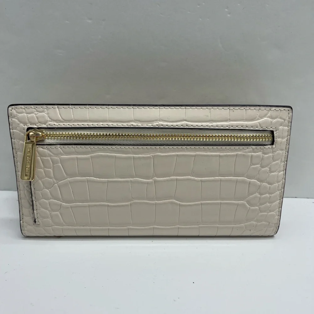 MICHAEL KORS Carson Large Crocodile Embossed Bifold Snap Wallet
Light Cream
NWT - Picture 12 of 16